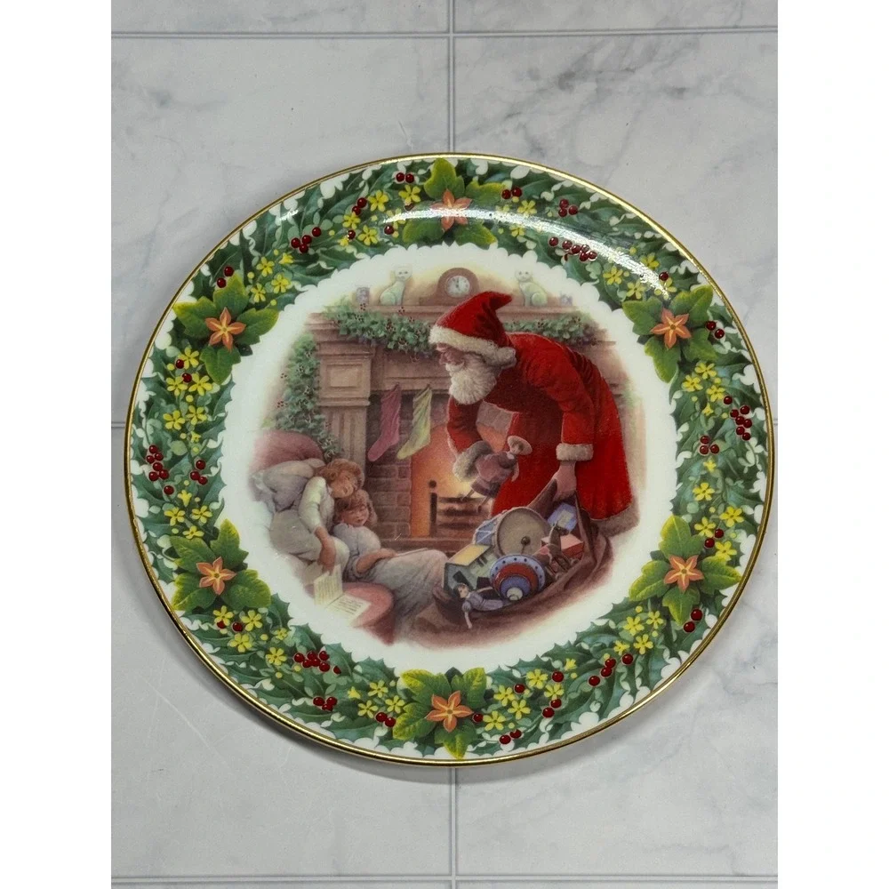 Royal Albert The Stocking Filler Bob Hersey Christmas Collector Plate 2002